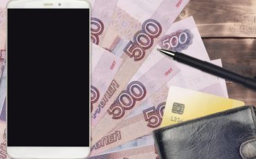 Смартфон и банкноты по 500 рублей