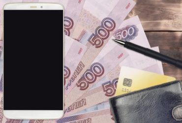 Смартфон и банкноты по 500 рублей