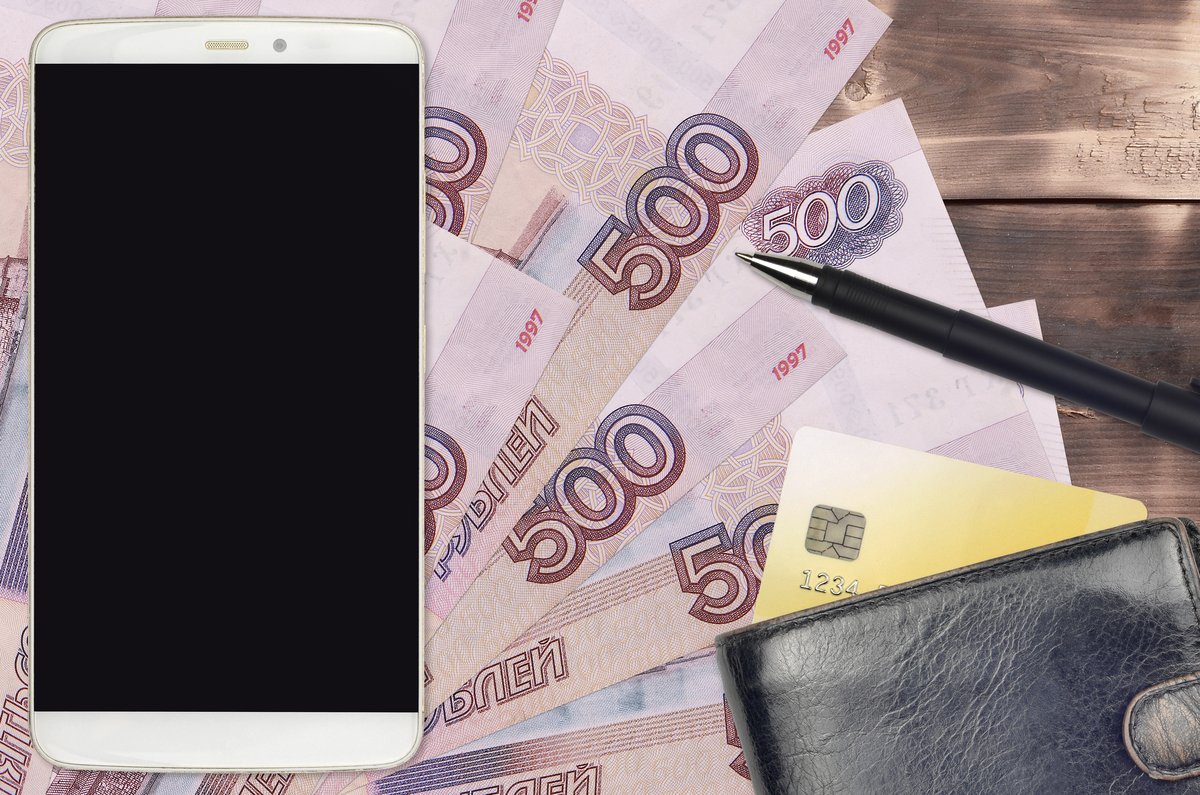 Смартфон и банкноты по 500 рублей