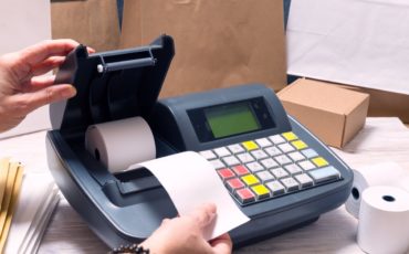 Продавец работает с контрольно-кассовой техникой