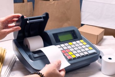 Продавец работает с контрольно-кассовой техникой