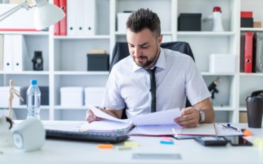 Бухгалтер работает с документами в офисе