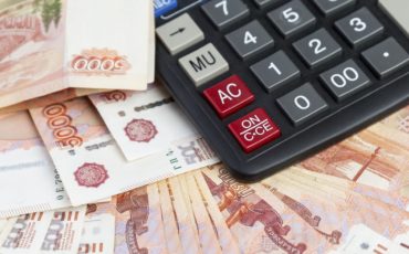 Банкноты по 5000 рублей и калькулятор