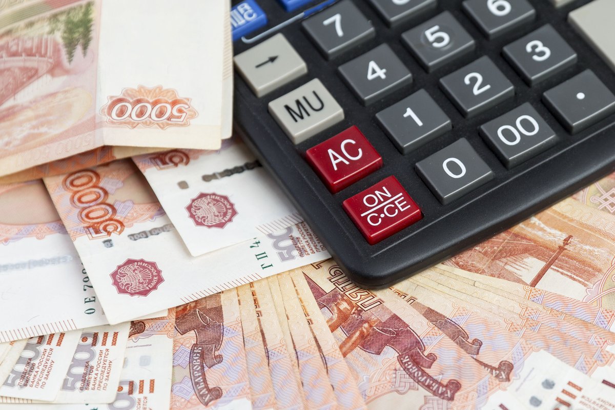 Банкноты по 5000 рублей и калькулятор